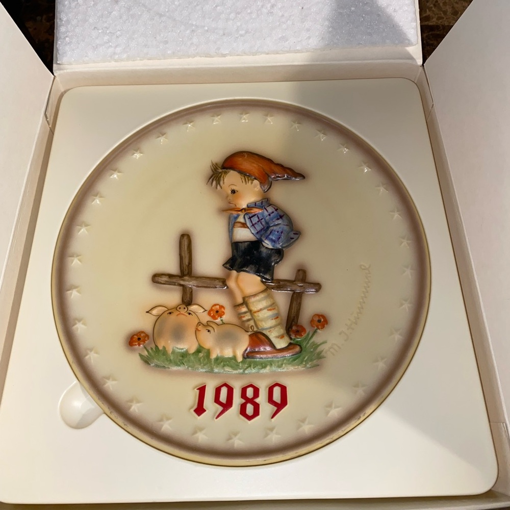 Hummel Plate with Red and Blue Accents